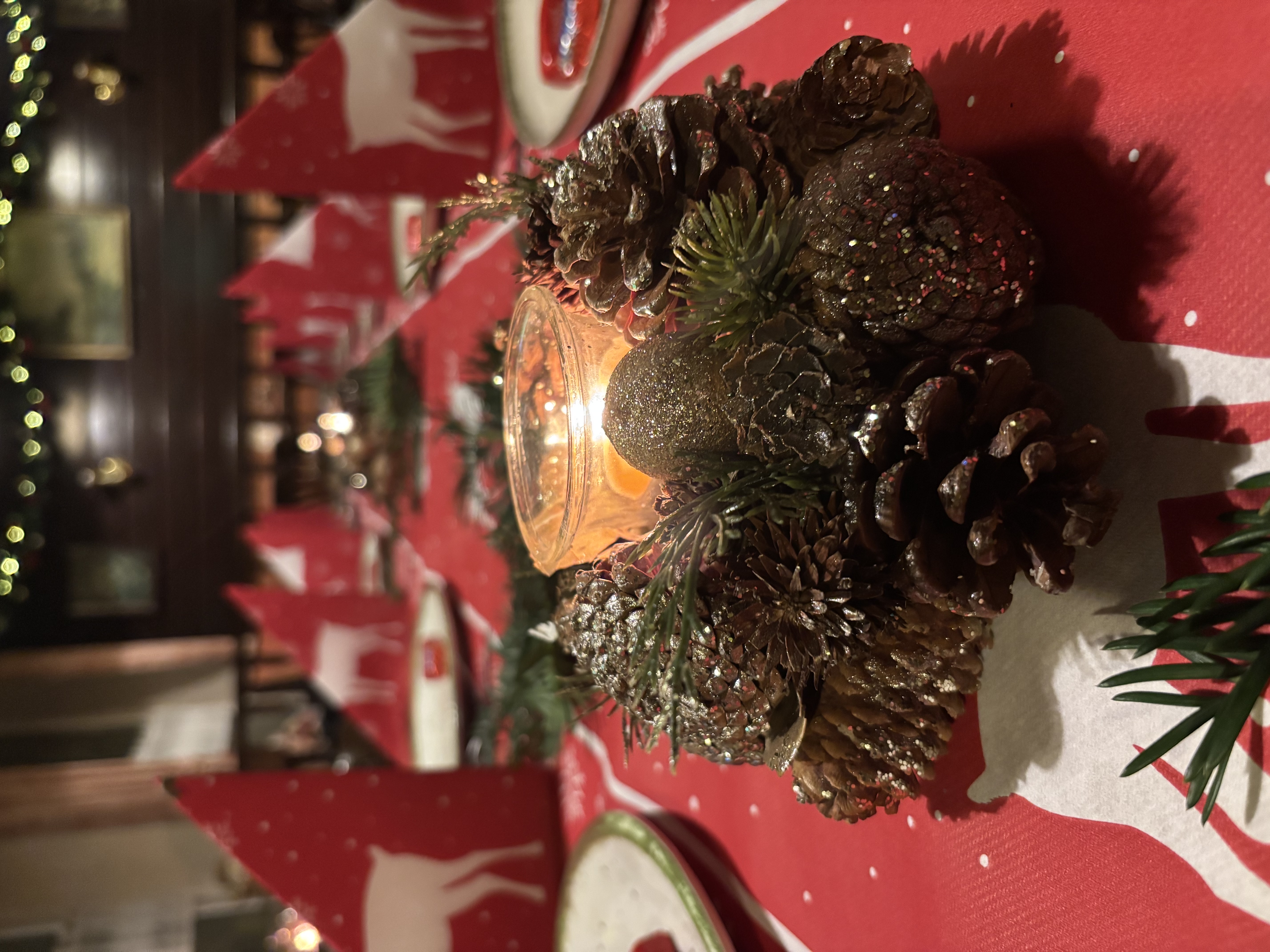 Raum mit Tischen und Stühlen